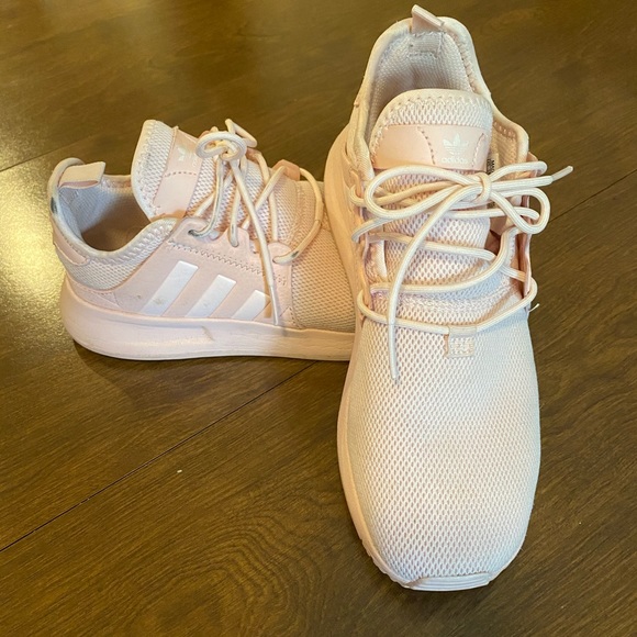 light pink adidas tennis shoes